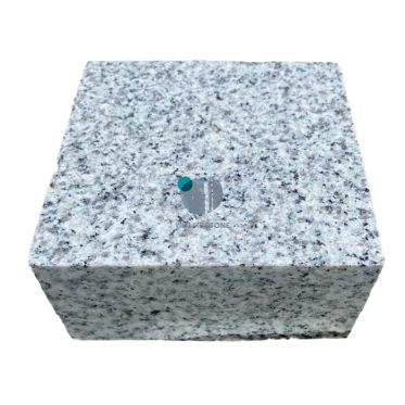 Silver_grey_granite_cobble_setts_sawn_edge